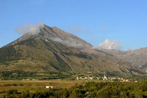 Paysage de la vallée du Champsaur, aux environs de Saint-Bonnet-en-Champsaur (Hautes-Alpes)